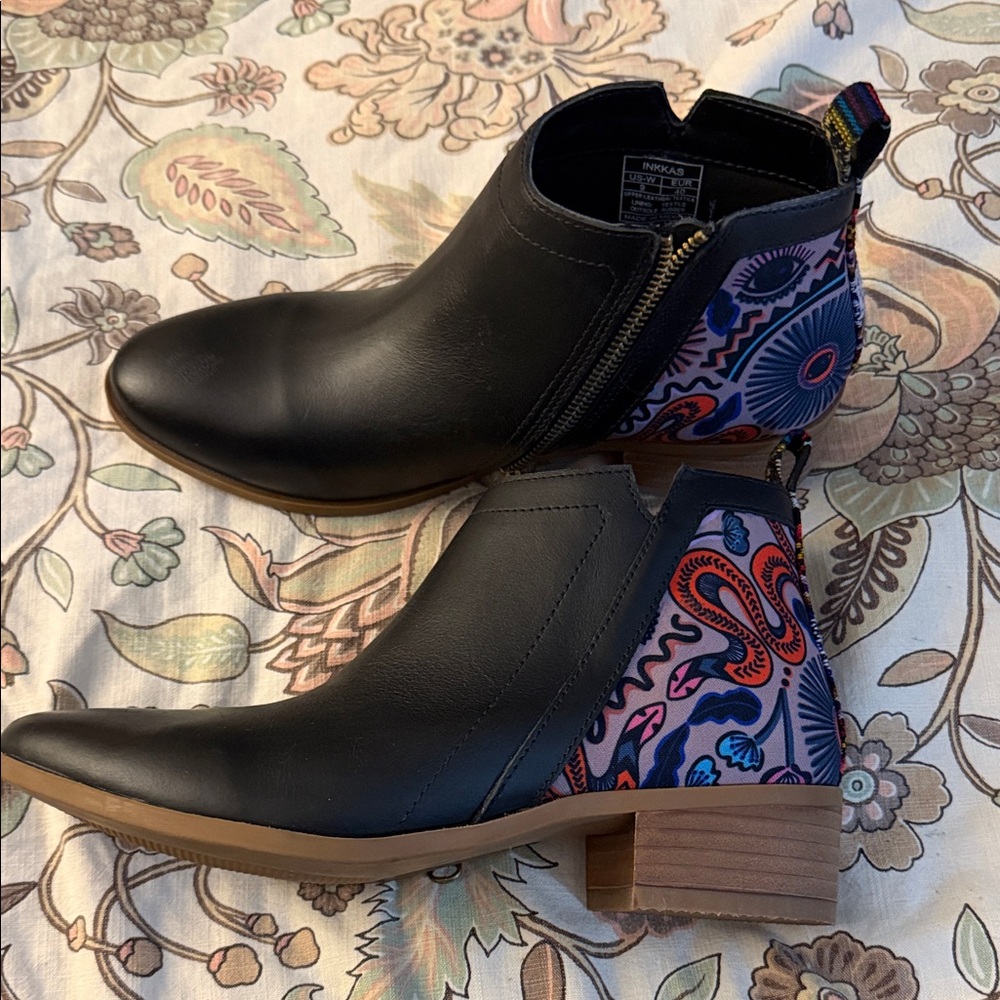 Black and Multicolor Leather Inkkas Ankle Boots colorful design on the back.
